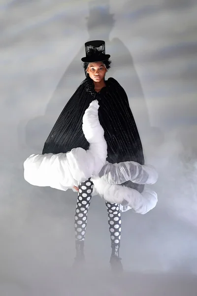Look 16